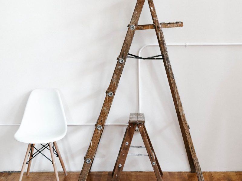 eames-chair-in-a-white-loft_t20_8lo6r6-1